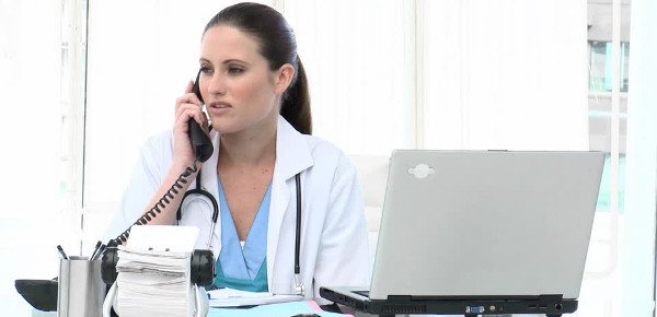 Médecin au téléphone assure le service patient et répond aux questions dans le cadre de l'assurance médicale