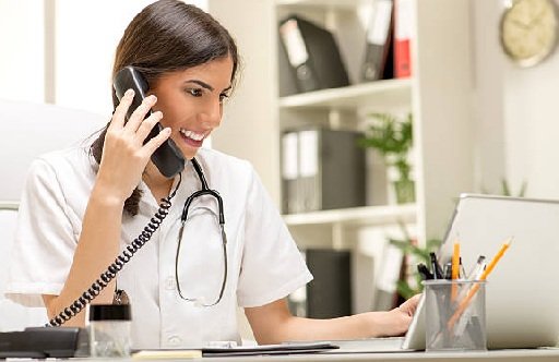 Doktorn i telefon ger patientservice och svarar på frågor som en del av sjukförsäkringen